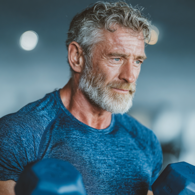 Активні літні люди займаються фітнесом